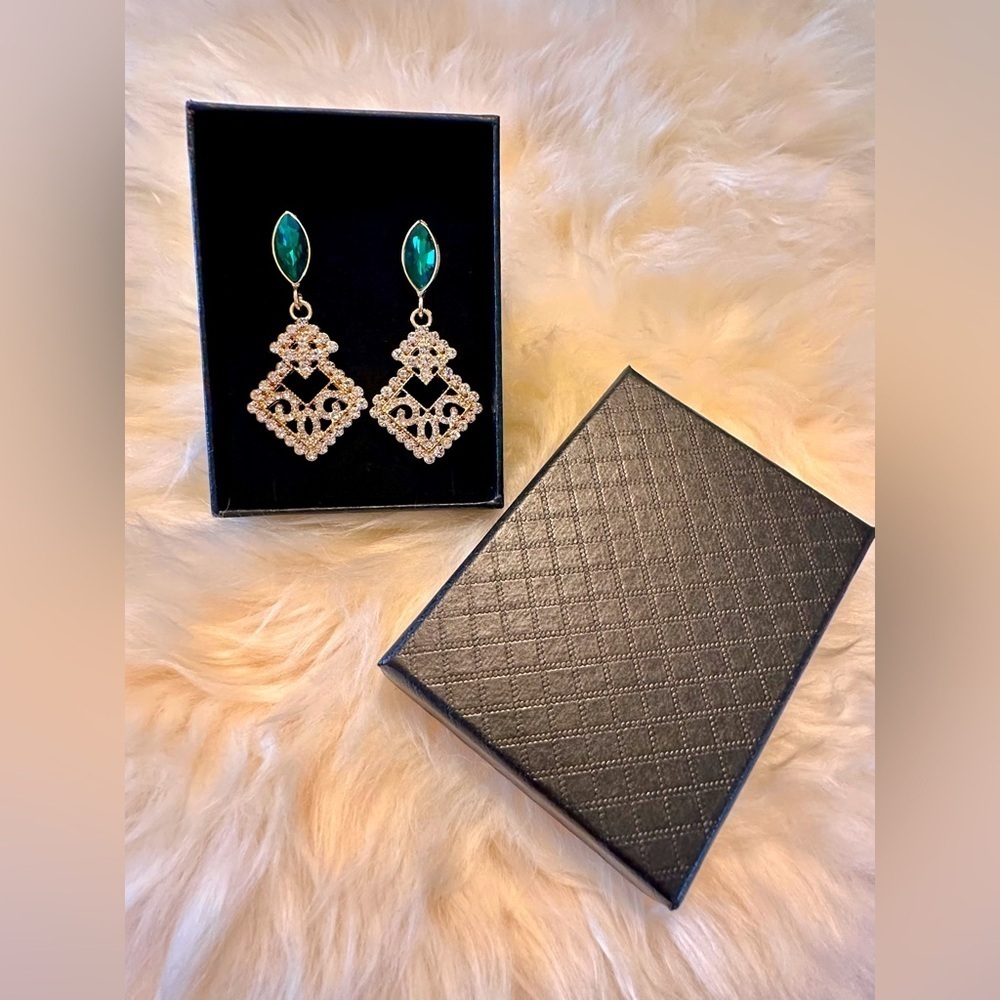 NWT Stunning green and clear rhinestone chandelier pierced earrings
